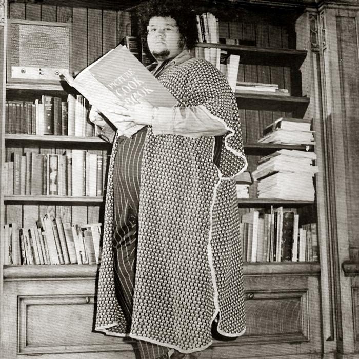 Photographie de Baby Huey, chanteur, dans un salon