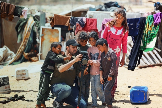 caméraman avec enfants 