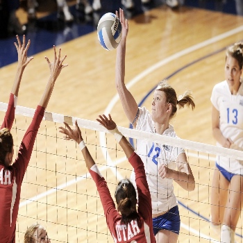 Photo de jeunes femmes qui jouent au volley ball