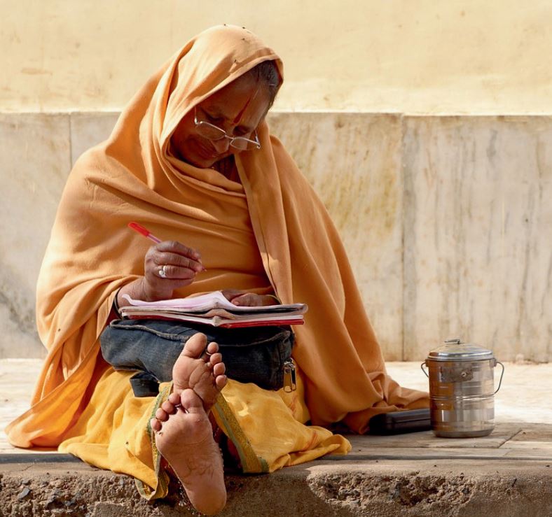 femme indienne assise qui écrit 