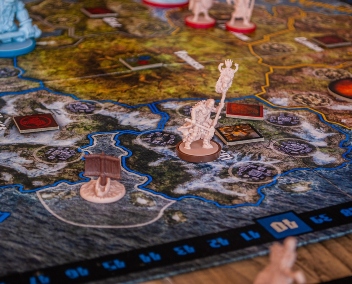 Plateau de jeu avec des figurines