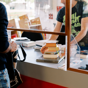 Photo d'une personne qui emprunte des livres