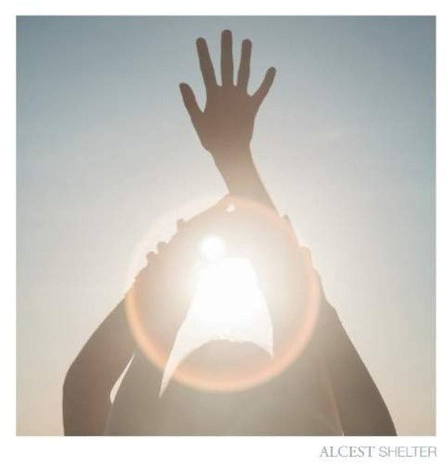 Photo d'un couple se tenant les mains vers le ciel