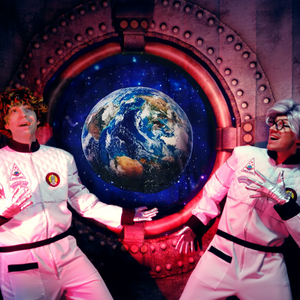 Deux astronautes qui regardent la terre