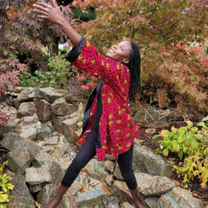 une femme danse