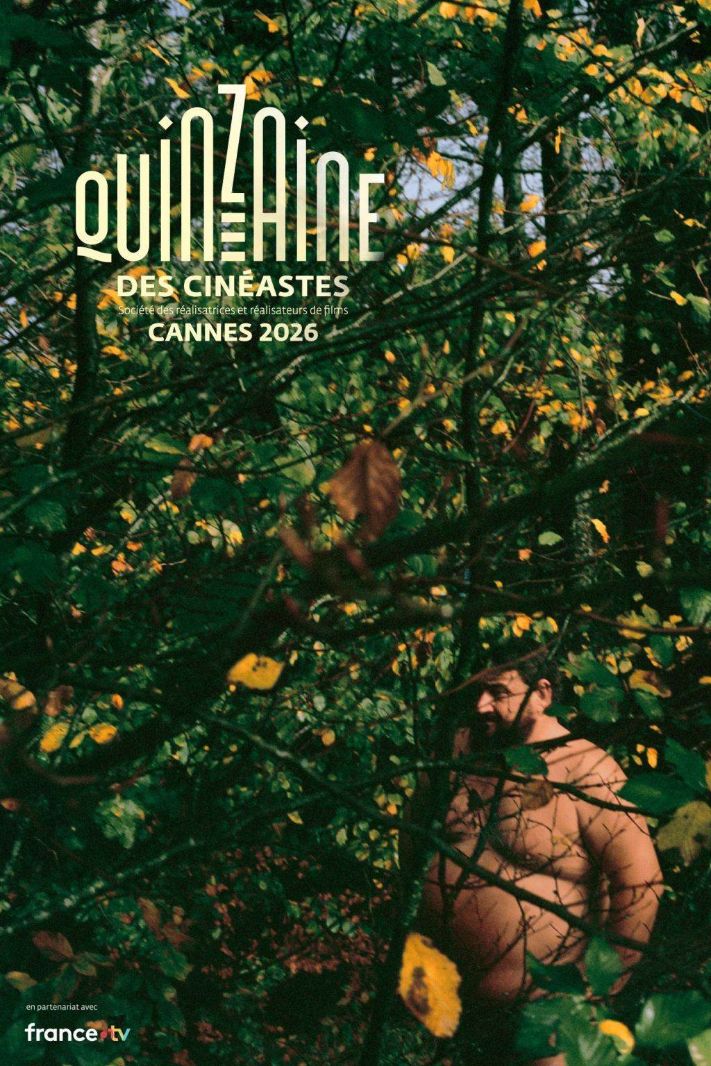 Affiche représentant un homme nu vue à travers les feuillages d'une forêt.