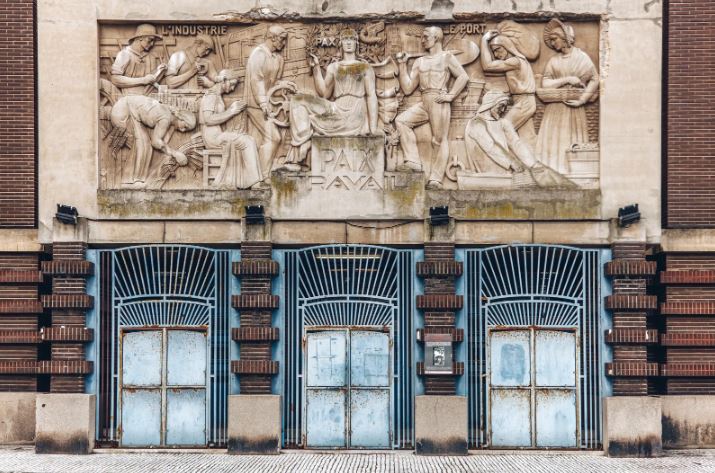 Façade de la bourse du Travail à Calais
