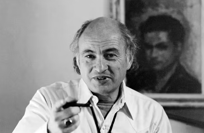 Portrait en noir et blanc d'Edgar Morin avec un stylo dans la main droite