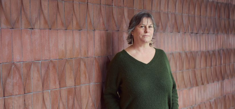 portrait d'Emmanuelle Corne, adossée à un mur