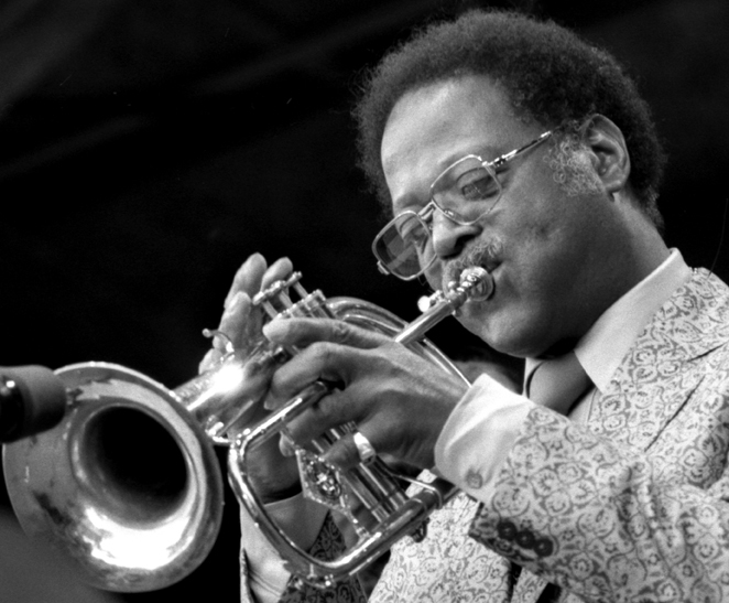 photo en noir et blanc de Clark Terry jouant de la trompette