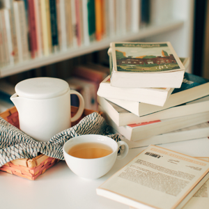 Pile de livres avec une tasse de thé