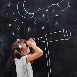 Une petite fille avec un télescope