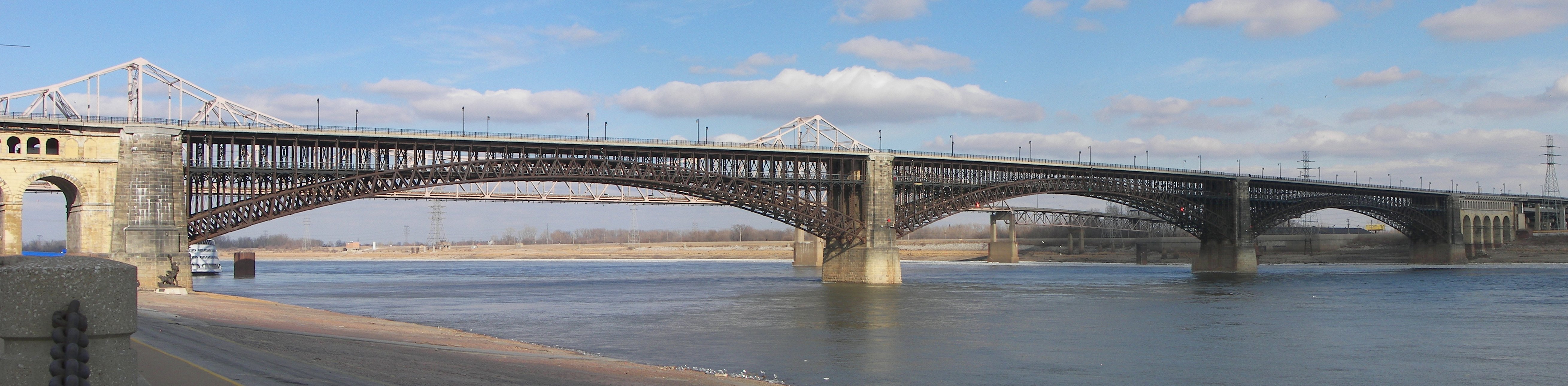 Très imposant pont en pierre et métal au-dessus du fleuve Missouri reliant les deux berges