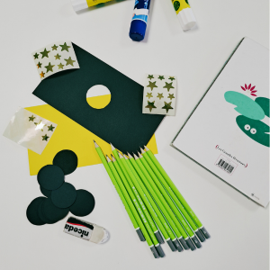 Des crayons, du papier et de la colle