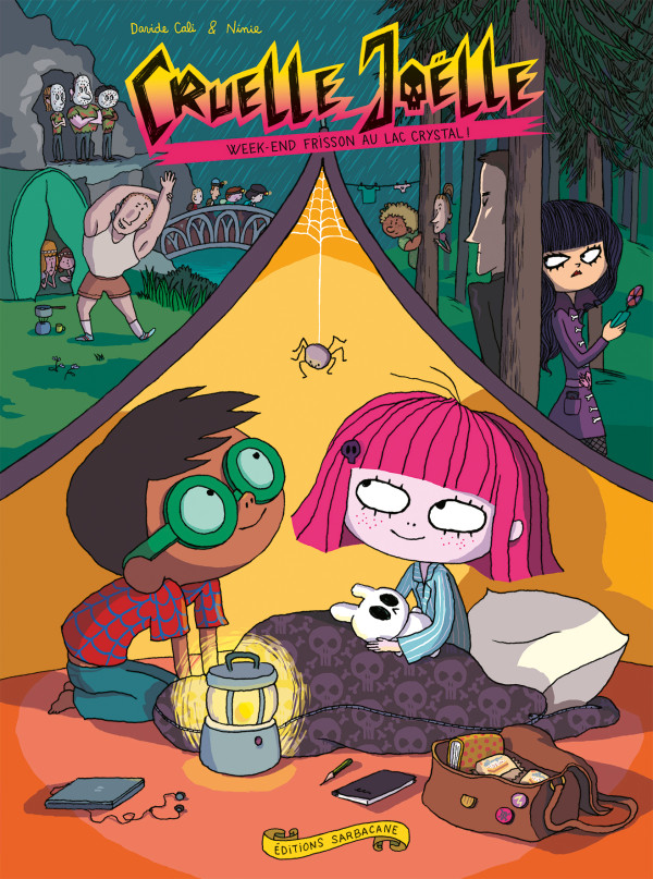 Image de deux enfants sous une tente regardant une araignée