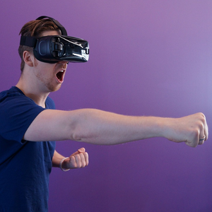 Un homme avec une casque VR