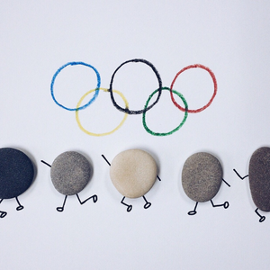 Cailloux avec le logo des jeux olympiques