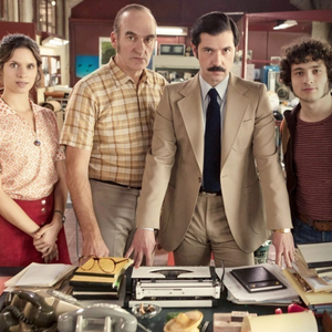 une femme et trois hommes avec des dossiers