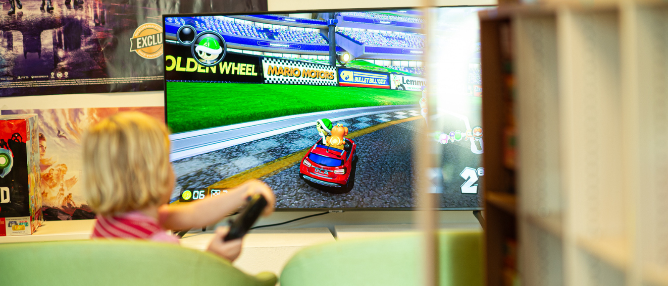 Petite fille joue au à mario kart