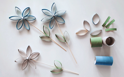 Fleurs réalisées avec des rouleaux de papier toilette