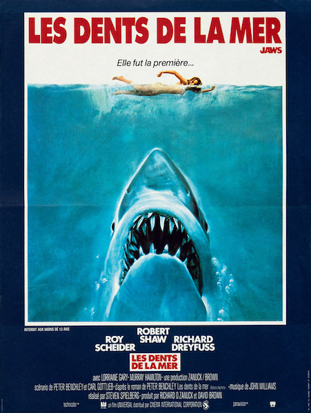 Affiche du film où un requin sous l'eau s'apprête à remonter à la surface