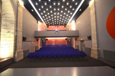 Intérieur du cinéma de Seaulieu face aux fauteuils 