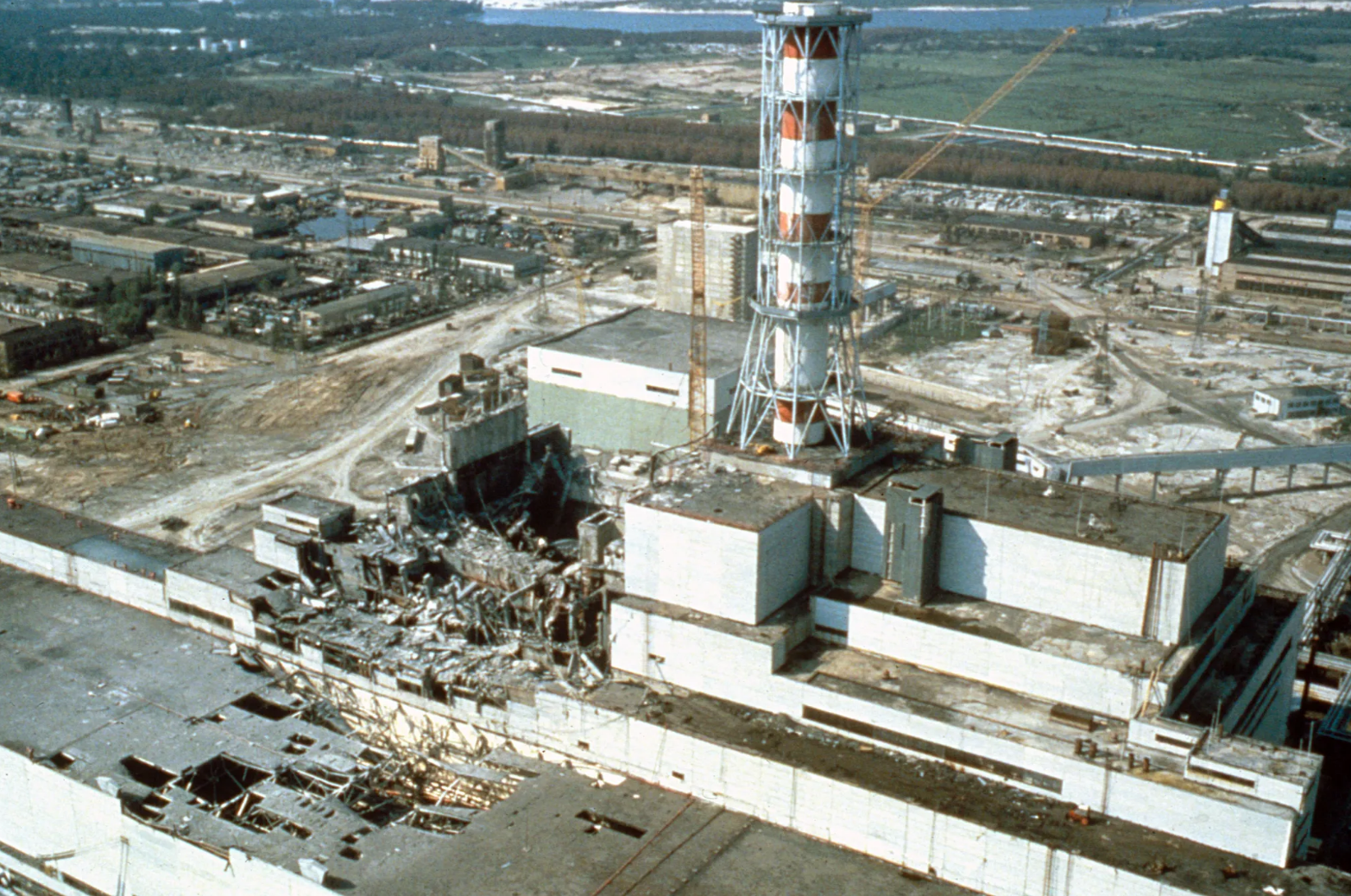 Image d'une centrale nucléaire en ruine suite à une explosion