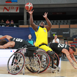 Un basketteur en fauteuil roulant