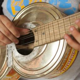 guitare en matériau de récupération