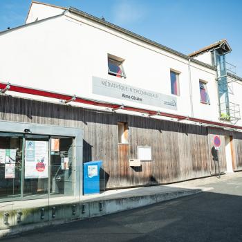 Façade avant de la médiathèque Aimé Césaire