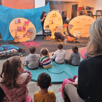 Des enfants qui écoutent le spectacle