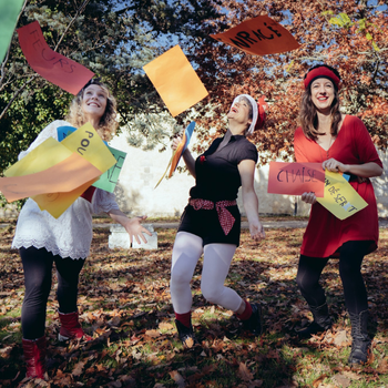 Trois femmes qui lancent des feuilles