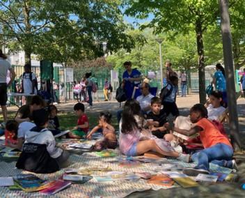 Adultes et enfants en plein air autour de livres