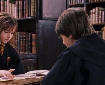 Hermione, Harry et Ron sont à la bibliothèque