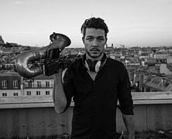 Le saxophoniste Guillaume Perret en noir et blanc sur un toit parisien