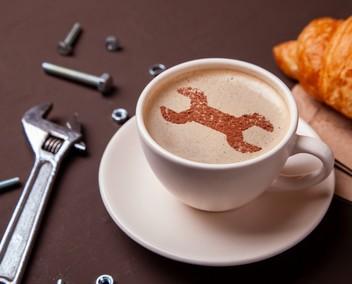 Tasse de café avec image de clef à molette dans la mousse de café