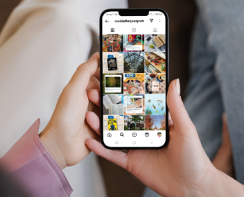 téléphone qui montre le compte Instagram des médiathèques