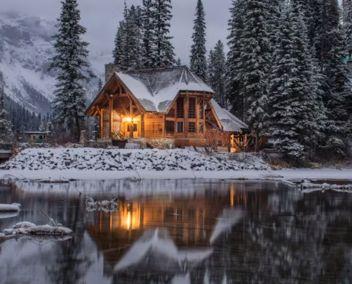 Maison en hiver au crépuscule