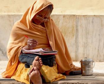 femme indienne assise qui écrit 