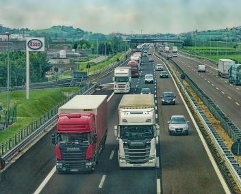 Camions et voitures sur une autoroute