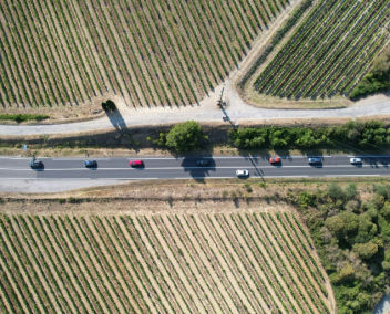 Des voitures sur une route