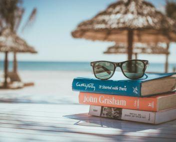 Pile de livres sur fond de plage