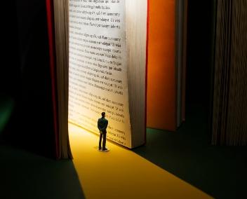 Un homme devant un livre ouvert immense