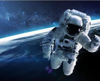 Photo en couleurs d'un astronaute en apesanteur dans l'espace 