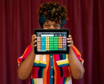  Personne tenant une tablette numérique avec des pictogrammes