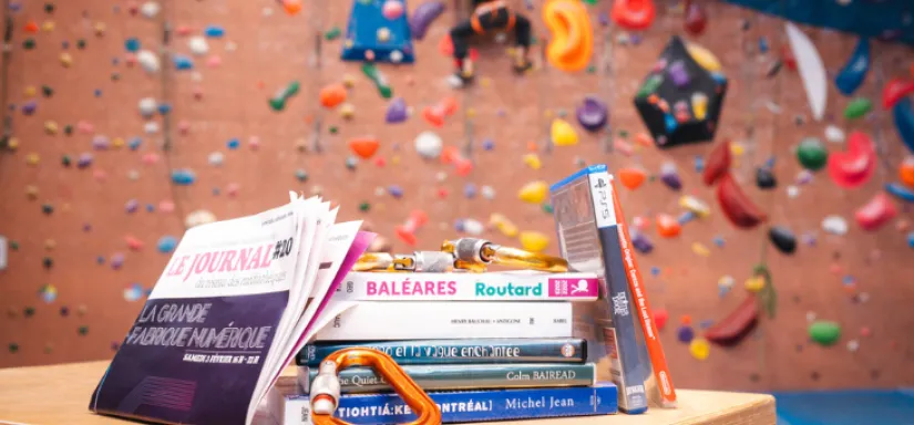 Pile de livres et jeux vidéo dans une salle d'escalade