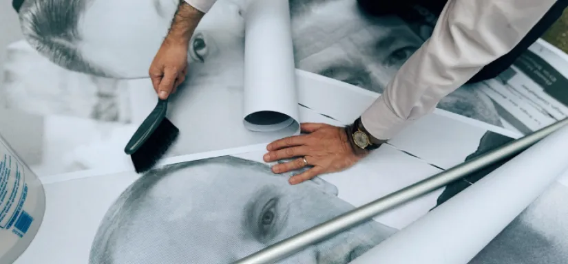 Une personne colle des affiches