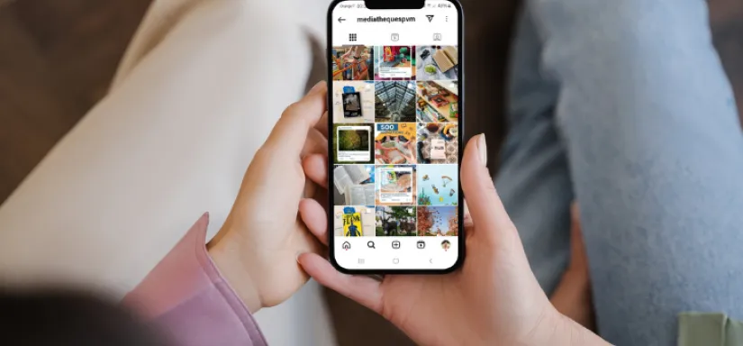 téléphone qui montre le compte Instagram des médiathèques